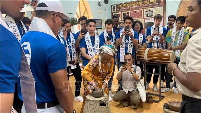 Các thí sinh tham dự cuộc thi Nam vương Du lịch Thế giới 2025 (Mister Tourism World 2025) trải nghiệm tại Làng gốm Chăm Bàu Trúc ở thị trấn Phước Dân (huyện Ninh Phước, Ninh Thuận). Ảnh: Nguyễn Thành/TTXVN
