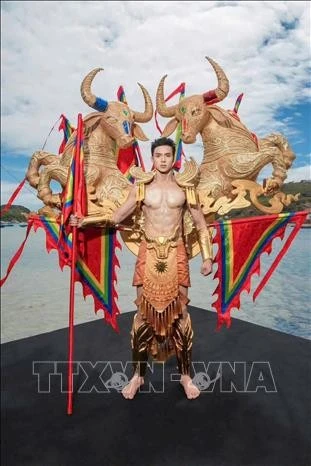Nguyễn Hữu Hưng gây ấn tượng với khán giả khi diện trang phục “Trâu vàng đất Việt” nặng tới 50kg trình diễn trên sân khấu.