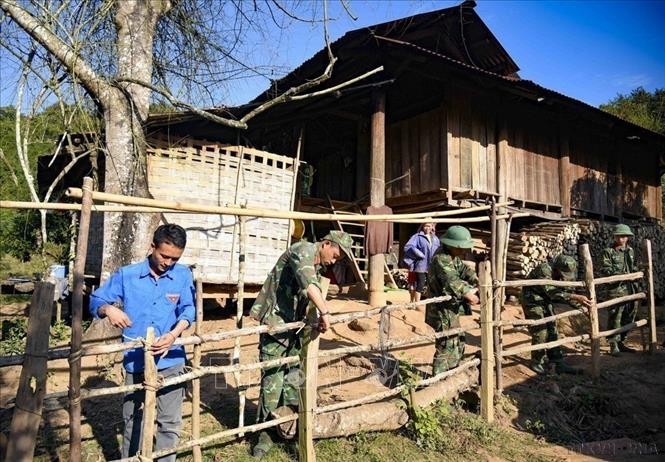 Đoàn Thanh niên xã Nậm Vì, huyện Mường Nhé (tỉnh Điện Biên) cùng các chiến sĩ Trung đoàn 741, Bộ Chỉ huy Quân sự tỉnh Điện Biên làm lại hàng rào cho người dân (12/2024). Ảnh: Xuân Tư/TTXVN Đoàn Thanh niên xã Nậm Vì, huyện Mường Nhé (tỉnh Điện Biên) cùng các chiến sĩ Trung đoàn 741, Bộ Chỉ huy Quân sự tỉnh Điện Biên làm lại hàng rào cho người dân (12/2024). Ảnh: Xuân Tư/TTXVN