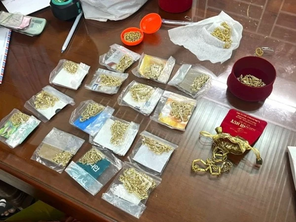 Dây chuyền vàng giả do Trượng Thị Ngọc Thưởng mang đi cầm cố để thực hiện 21 vụ lừa đảo chiếm đoạt tài sản đã được truy thu. Ảnh: CA Ninh Thuận.