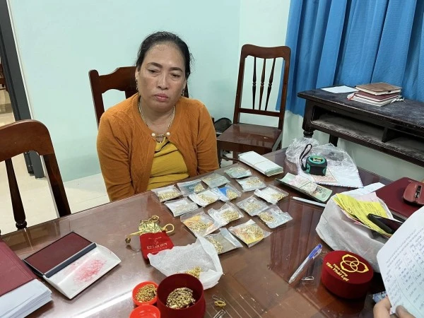 "Nữ quái" Trượng Thị Ngọc Thưởng sau khi bị bắt quả tang. Ảnh: CA Ninh Thuận