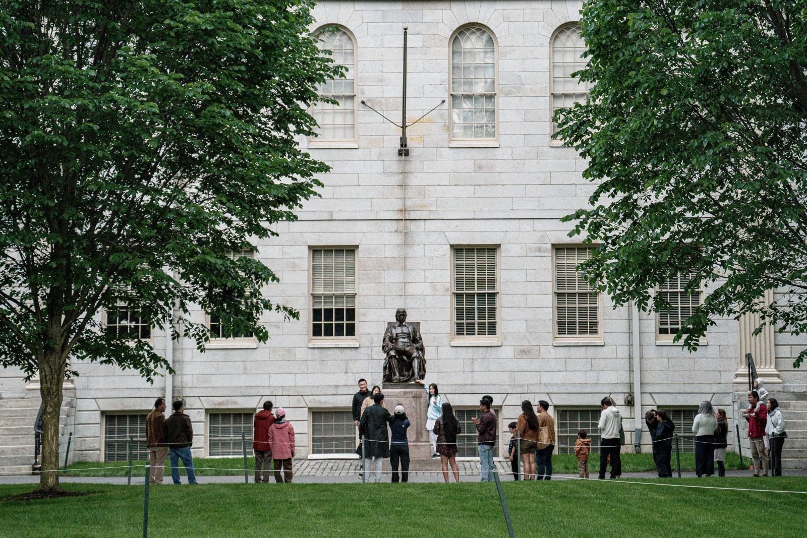 Khuôn viên Đại học Harvard ở Cambridge, bang Massachusetts, Mỹ ngày 24/5/2025. Ảnh: THX/TTXVN Khuôn viên Đại học Harvard ở Cambridge, bang Massachusetts, Mỹ ngày 24/5/2025. Ảnh: THX/TTXVN