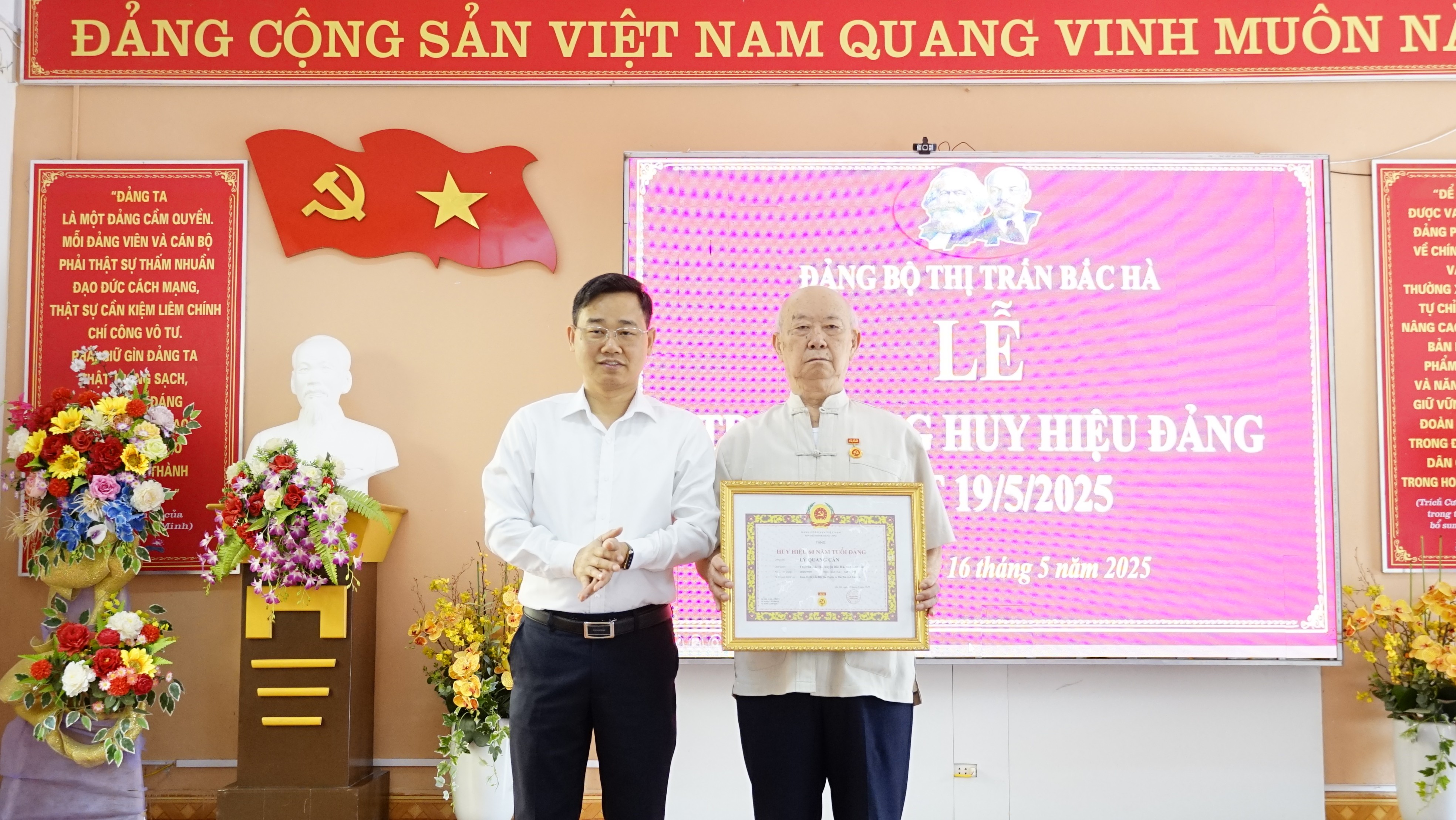 Lãnh đạo Huyện ủy trao Huy hiệu 60 năm tuổi đảng cho đảng viên. dsc9685.jpg