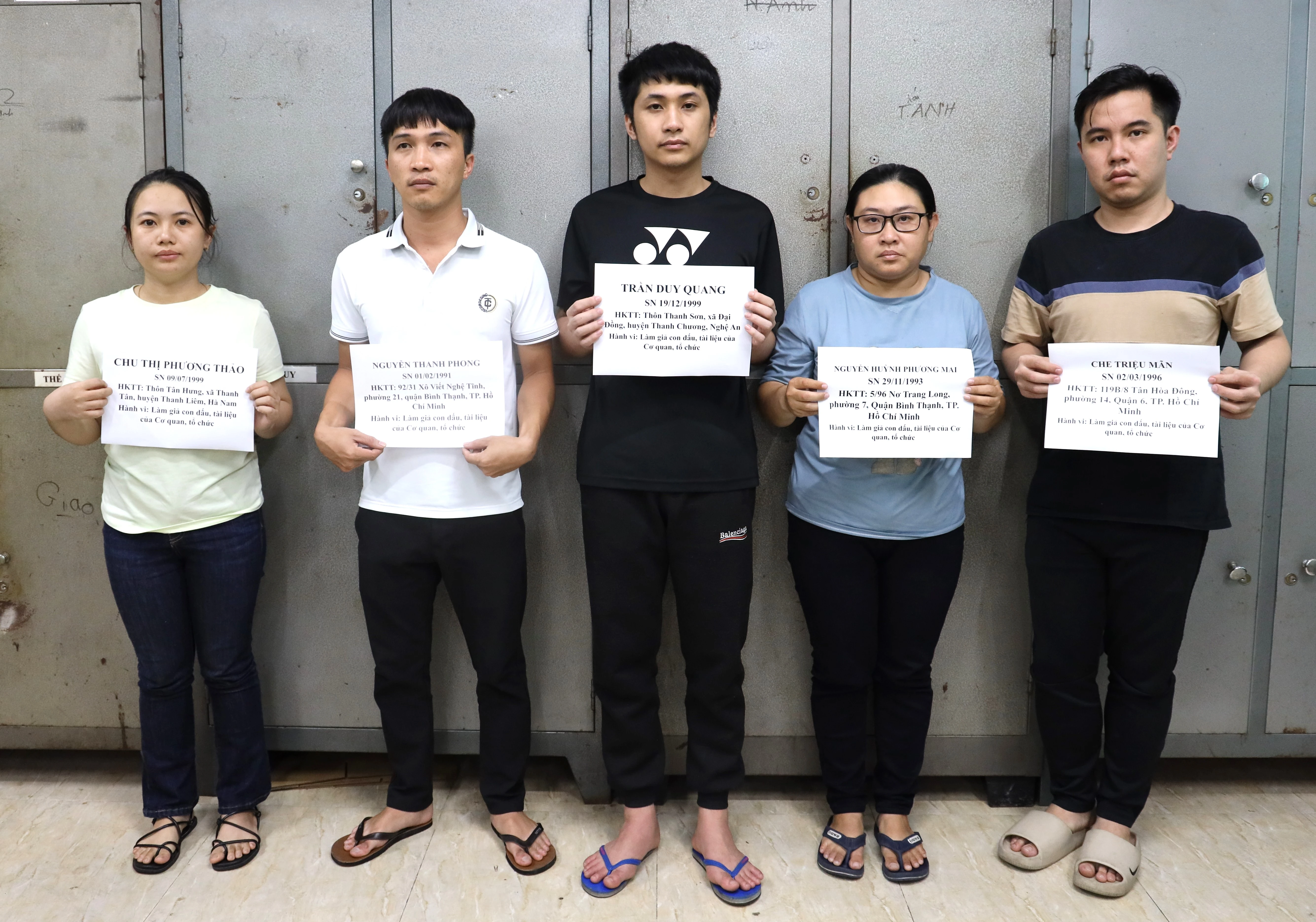 5 đối tượng trong đường dây làm giả các loại giấy tờ bị Công an thành phố Lào Cai bắt giữ..JPG