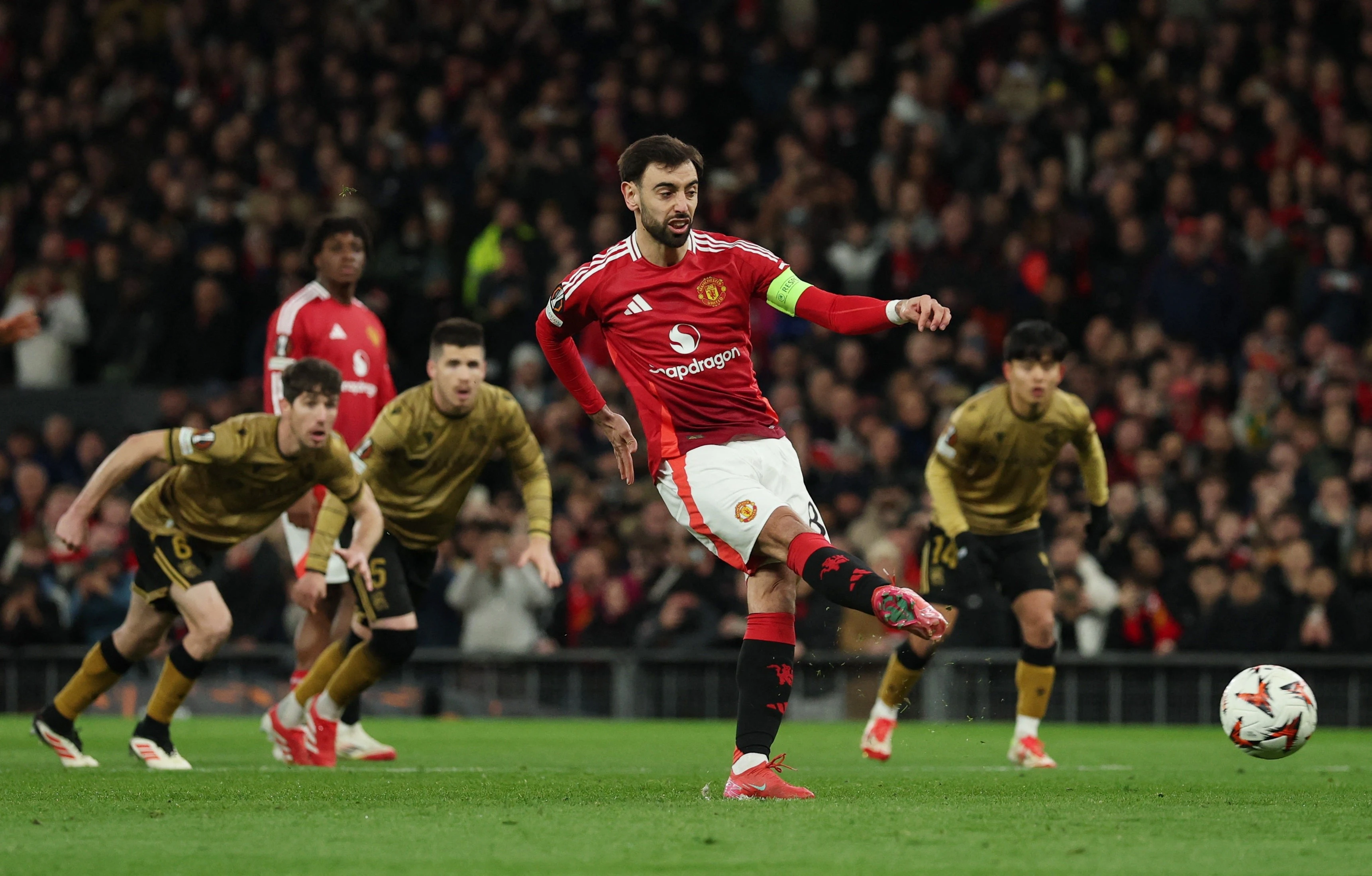 MU nhanh chóng có bàn gỡ hòa, cũng từ chấm phạt đền.