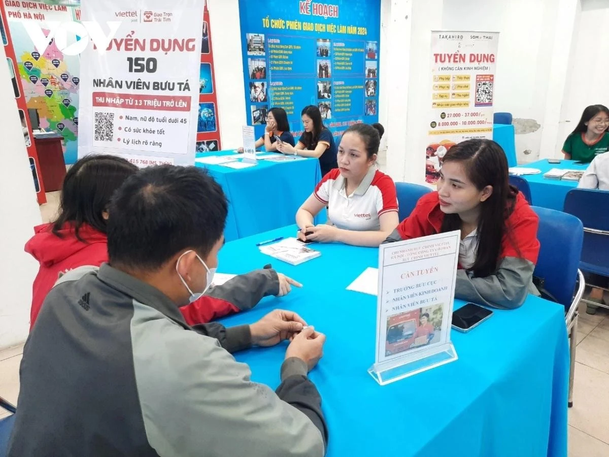 Một lượng lớn công chức, viên chức sẽ rời khu vực công, chuyển sang khu vực tư nhân, điều này cũng sẽ tạo ra sức ép không nhỏ trong việc tăng cường kết nối thị trường lao động (Ảnh minh họa)