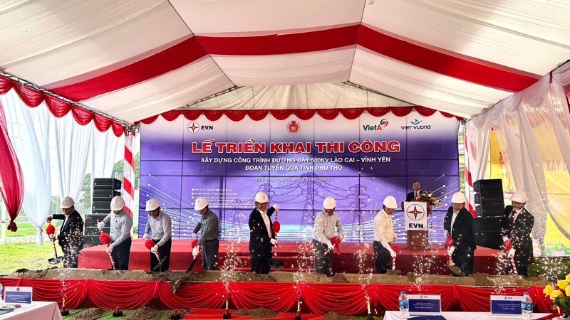 Các đại biểu thực hiện nghi thức triển khai dự án. (Ảnh: EVN) e1-6842-9672-7542-1853.jpg