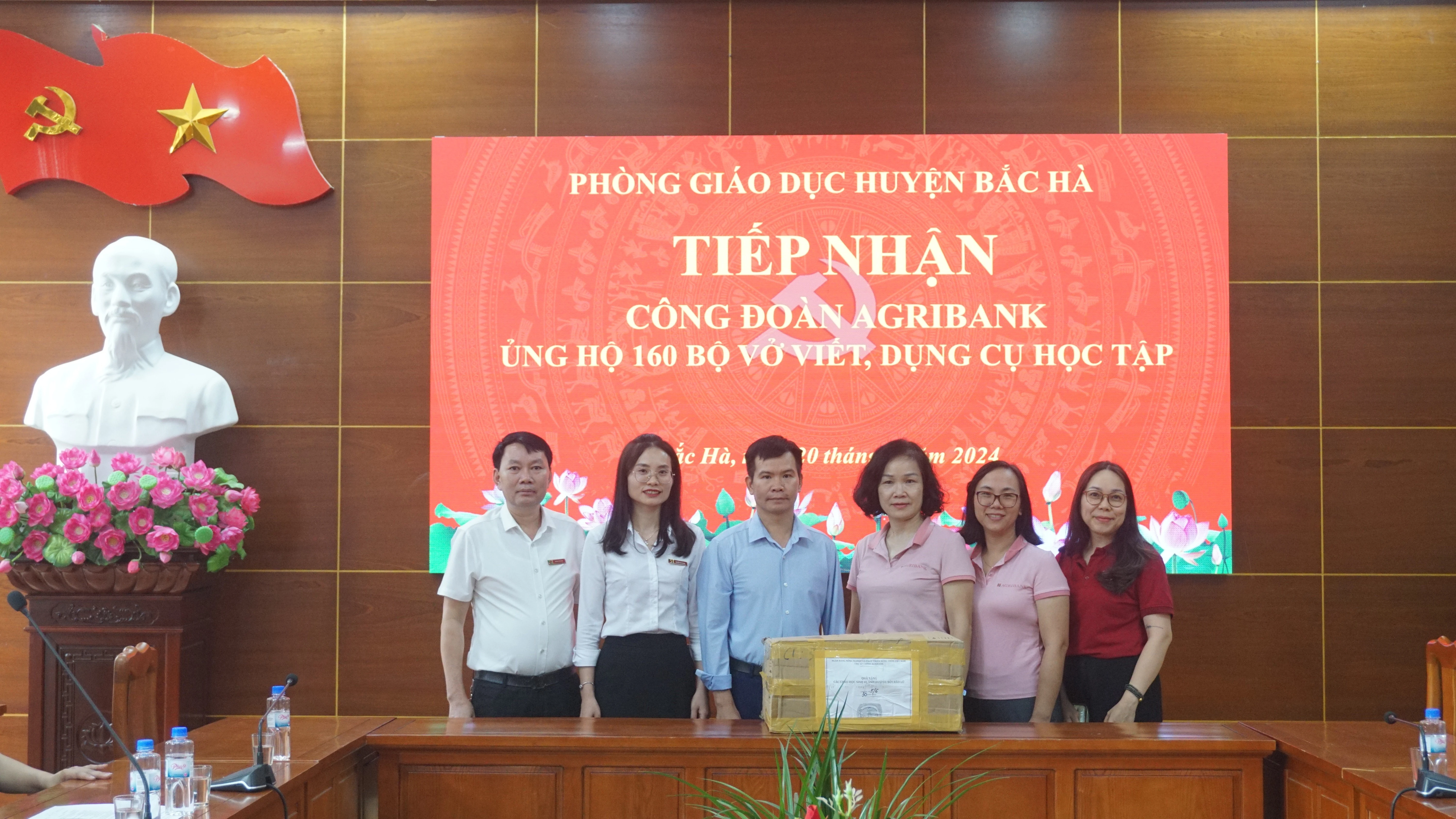 Trao hỗ trợ cho các em học sinh.JPG