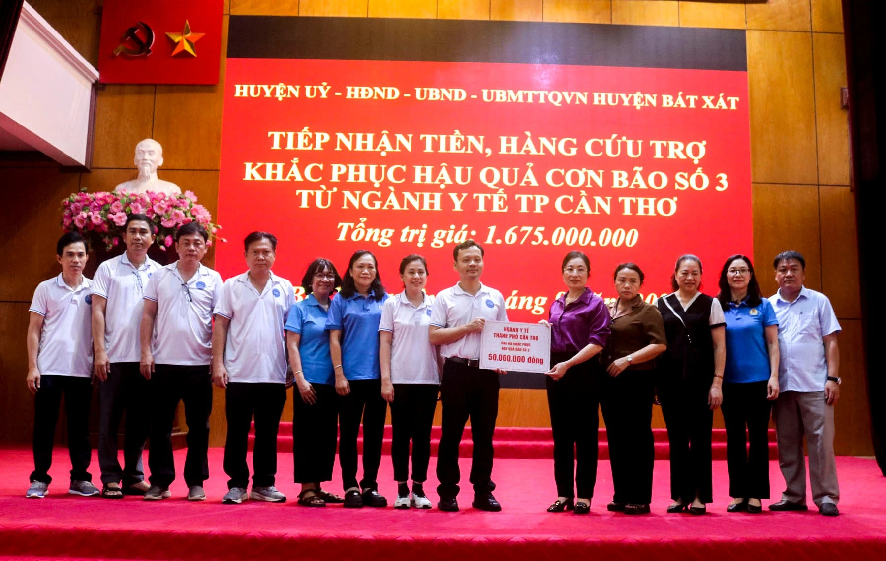 Trao hỗ trợ cho UBND huyện Bát Xát.jpg