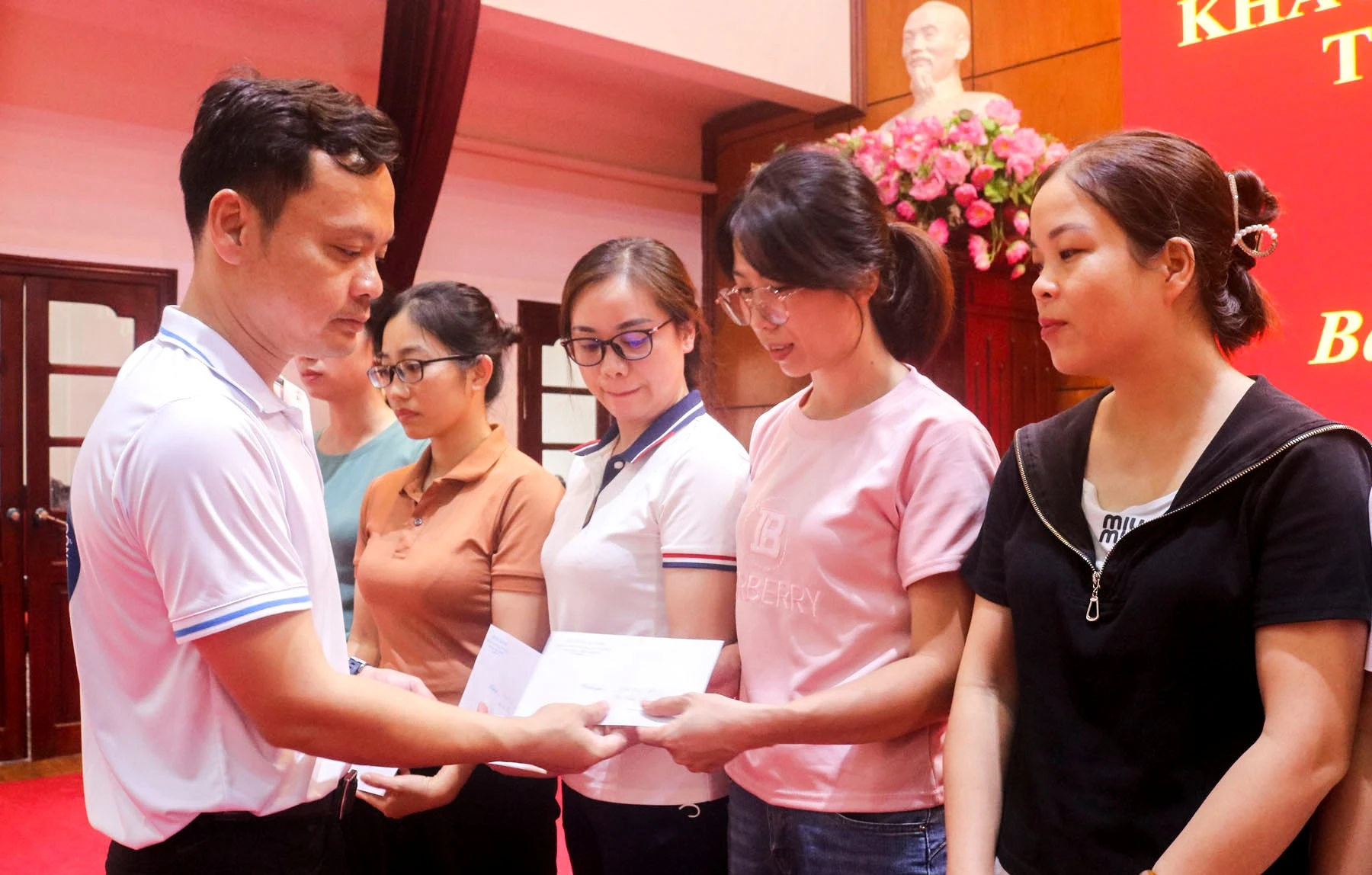 Trao hỗ trợ cho nhân viên Y tys bị thiệt hại do mưa lũ.jpg