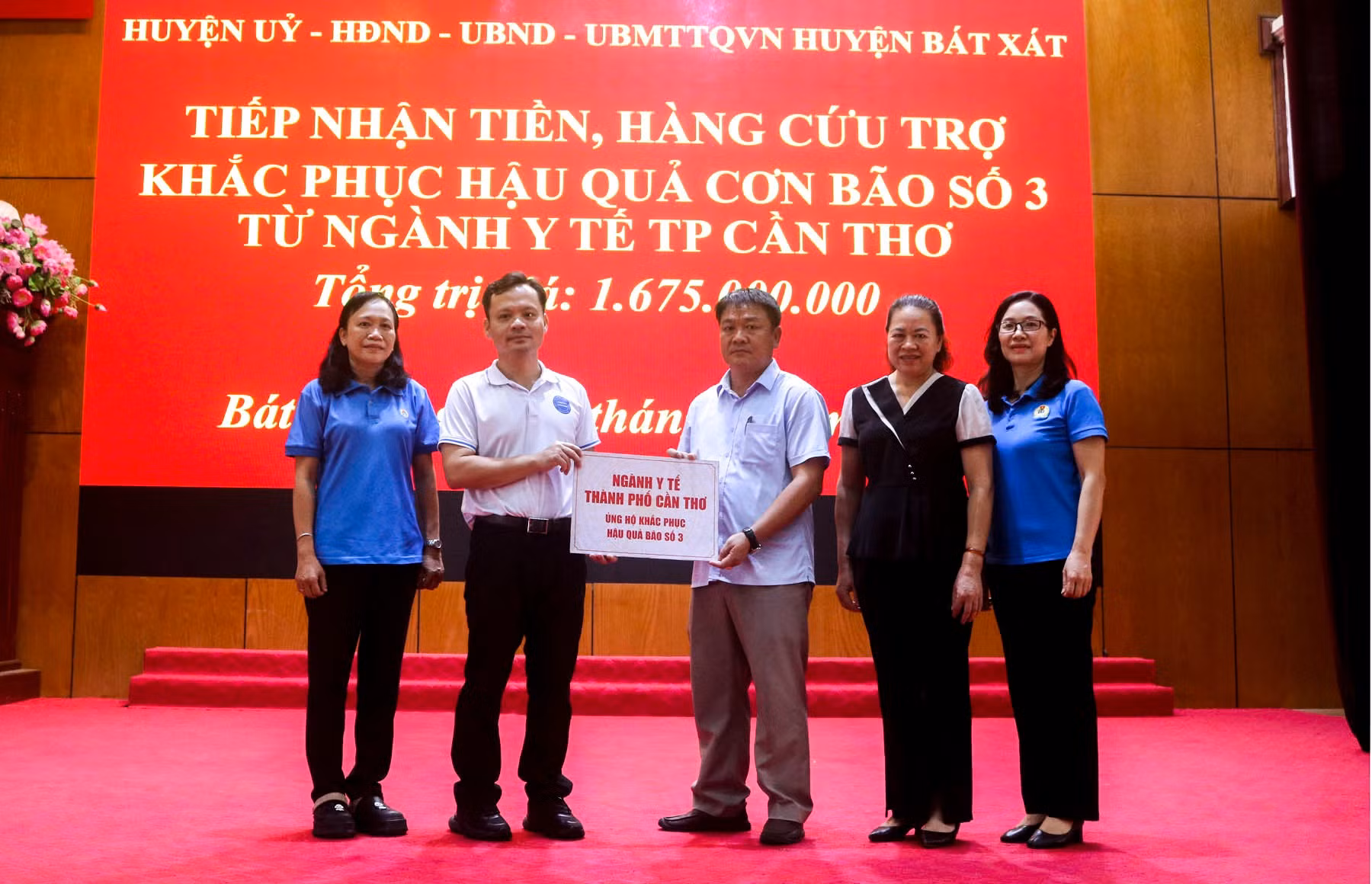 Trao hỗ trợ cho Trung tâm Y Tế huyện Bát Xát.jpg