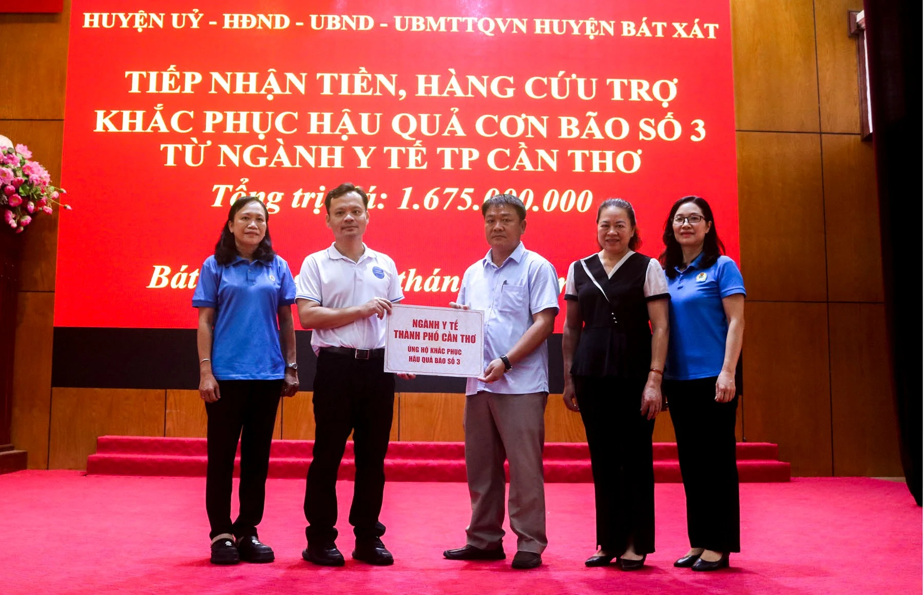 Trao hỗ trợ cho Trung tâm Y Tế huyện Bát Xát.jpg