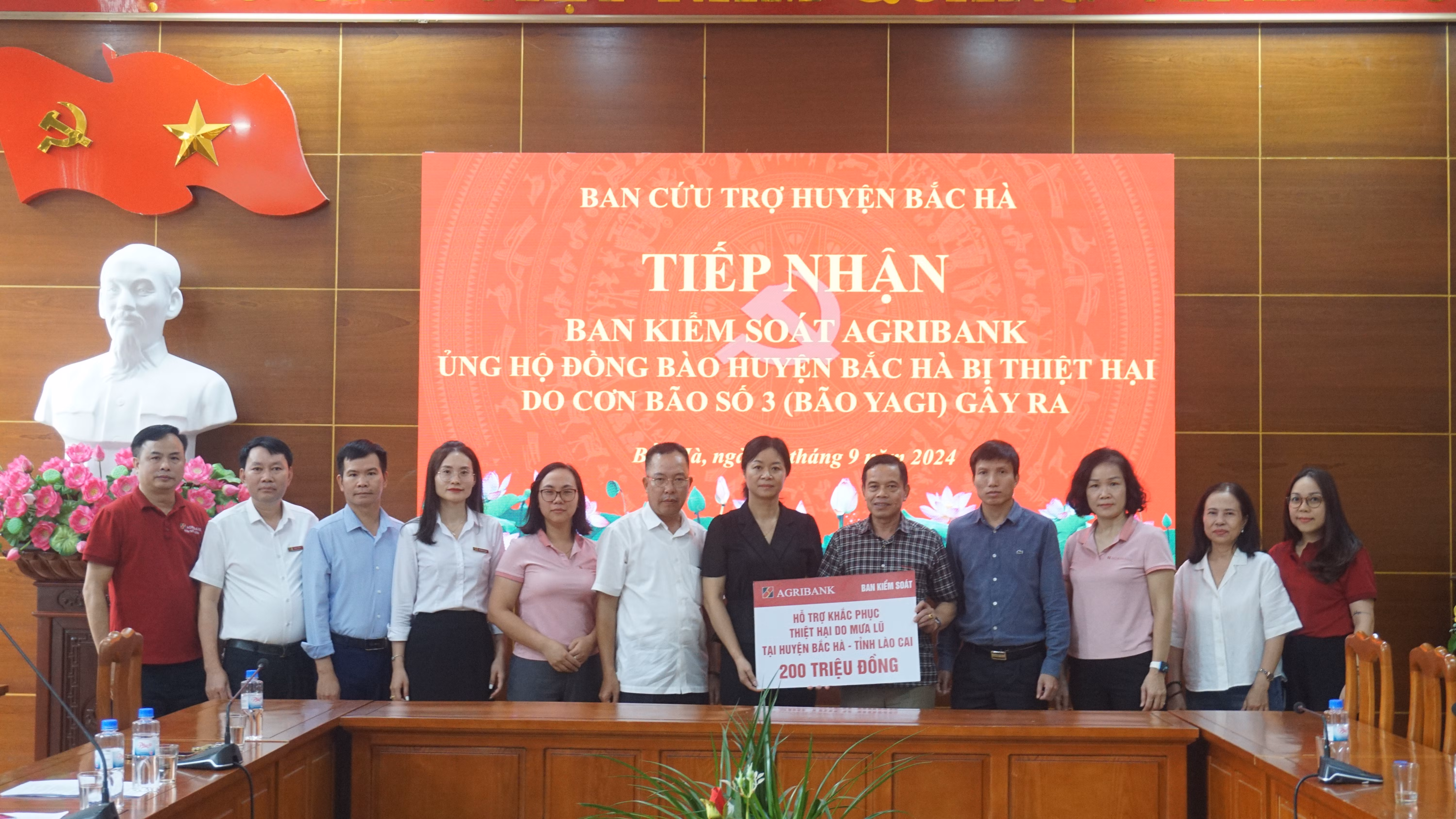 Trao hỗ trợ cho huyện Bắc Hà.JPG