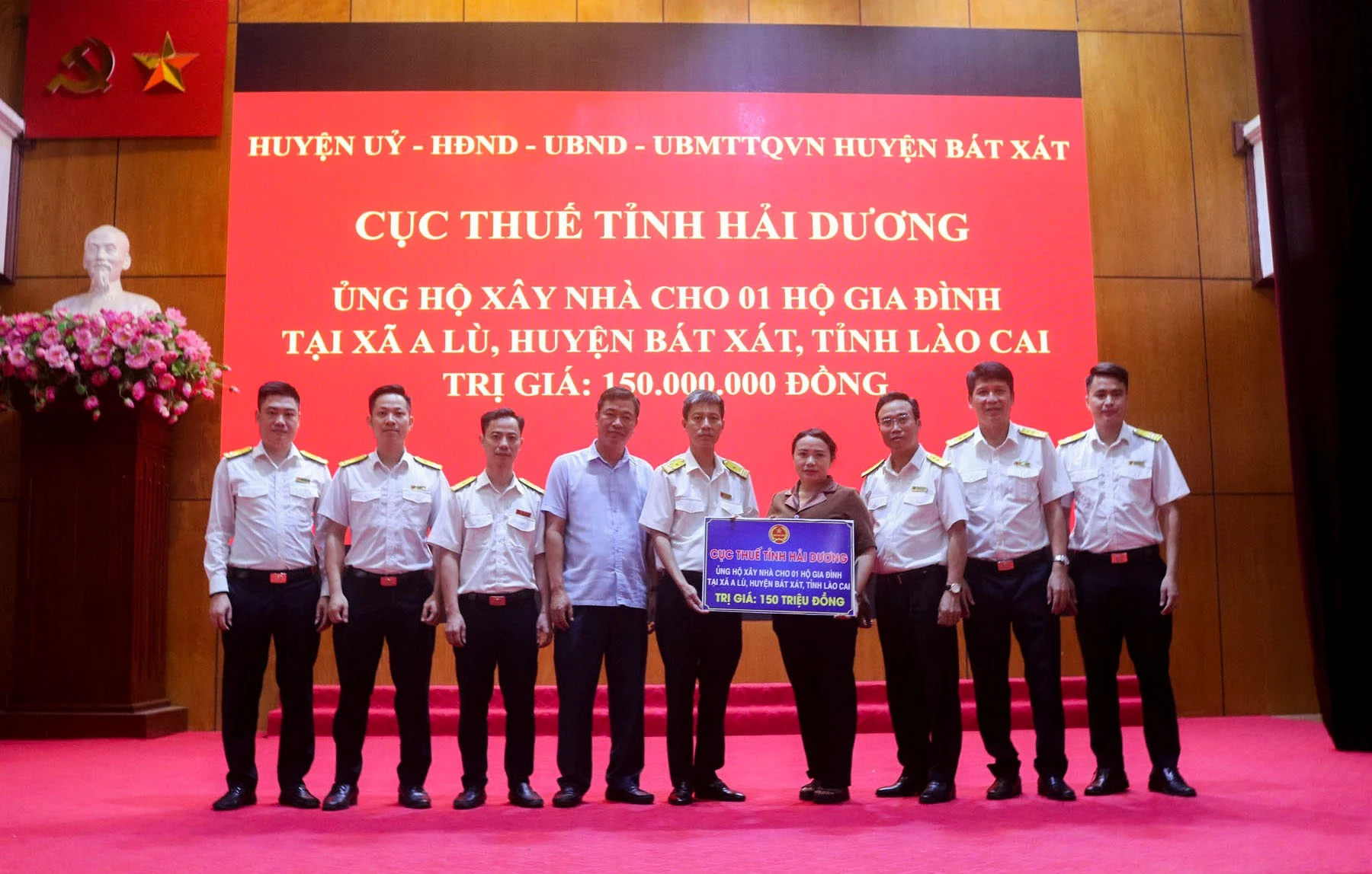 Trao hỗ trợ cho gia đình bị thiệt hại về nhà ở tại xã A Lù.