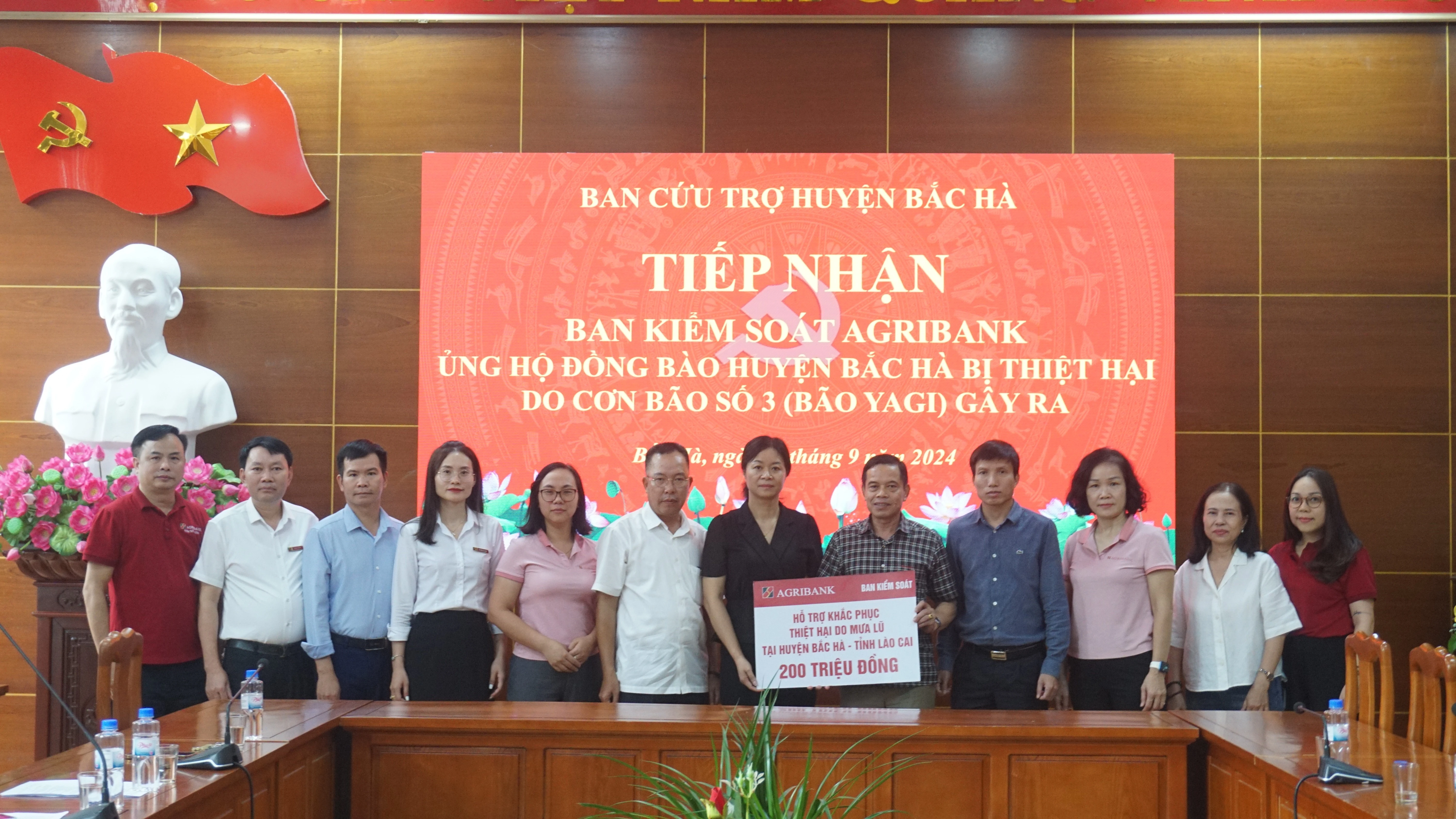 Trao hỗ trợ cho huyện Bắc Hà.JPG