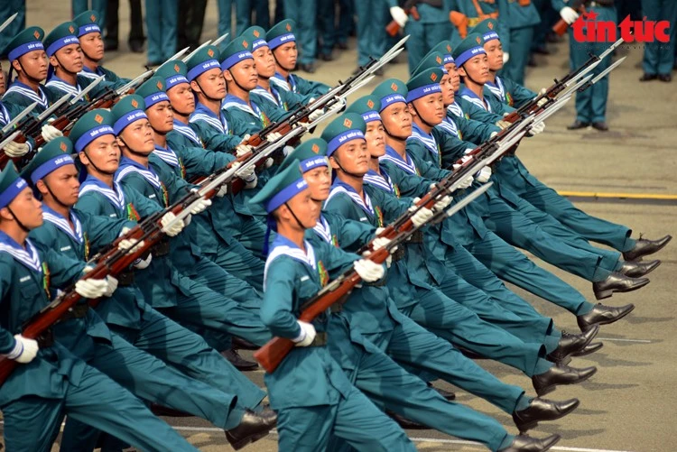 Khối dân quân biển với đôi chân thẳng tắp đi qua lễ đài.