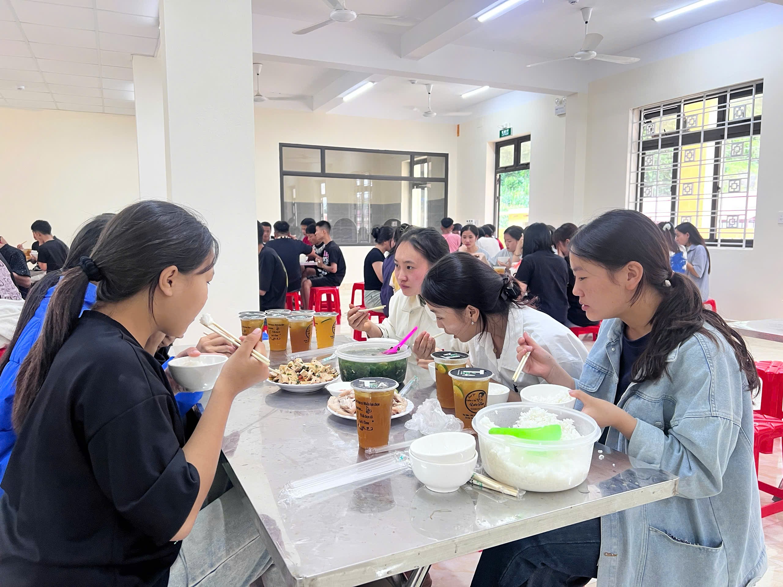 "Bữa cơm không đồng" là chương trình do nhóm thiện nguyện và một số cá nhân, đơn vị tổ chức để hỗ trợ thí sinh. 61965e640fb9b8e7e1a8.jpg
