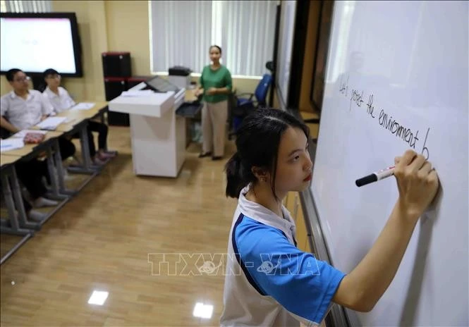 Nâng chuẩn quốc tế cho giáo viên tiếng Anh là chủ trương thiết thực và cần thiết, bởi giáo viên được đào tạo theo chuẩn IELTS sẽ nâng cao kỹ năng nghe, nói, đặc biệt là cách phát âm chuẩn, từ đó sẽ dạy học sinh chuẩn hơn. Ảnh tư liệu: Thanh Tùng/TTXVN