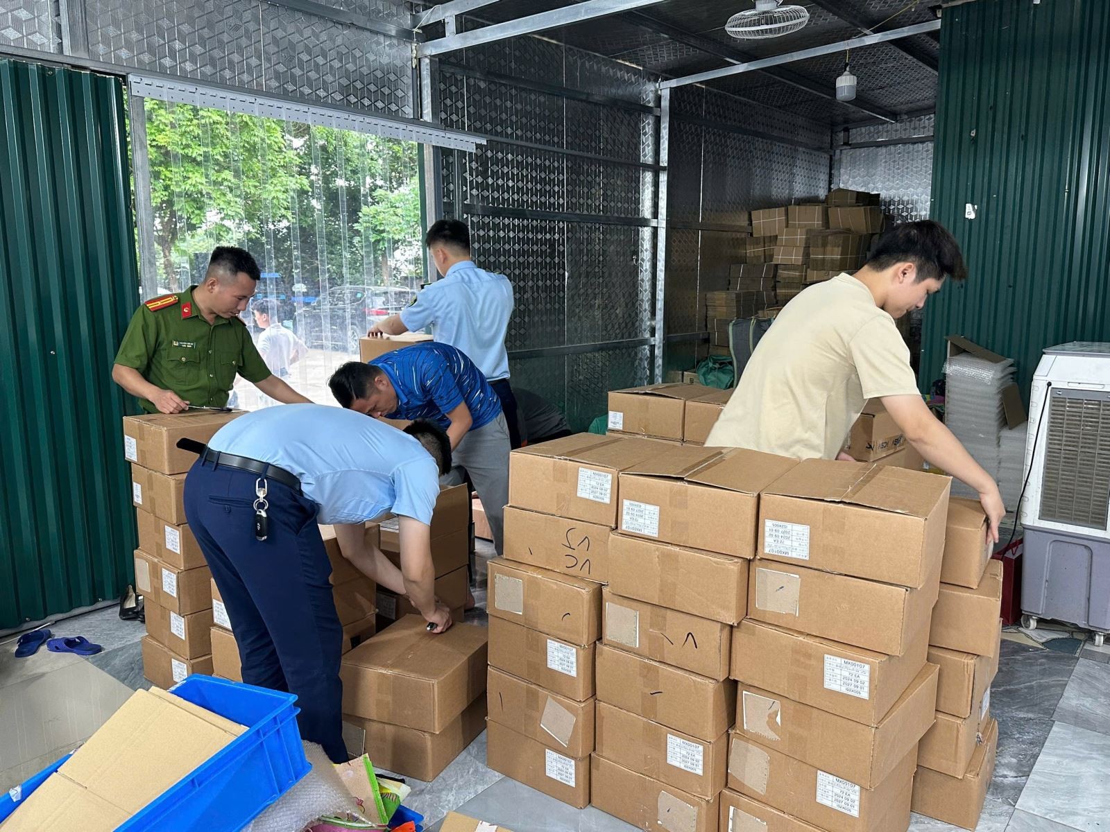 Lực lượng chức năng kiểm tra lô hàng vi phạm. Ảnh: CQCN Lực lượng chức năng kiểm tra lô hàng vi phạm. Ảnh: CQCN