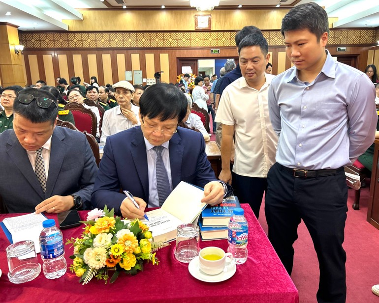 Nhà báo, nhà văn Hồ Quang lợi ký tặng sách độc giả. Nhà báo, nhà văn Hồ Quang lợi ký tặng sách độc giả.