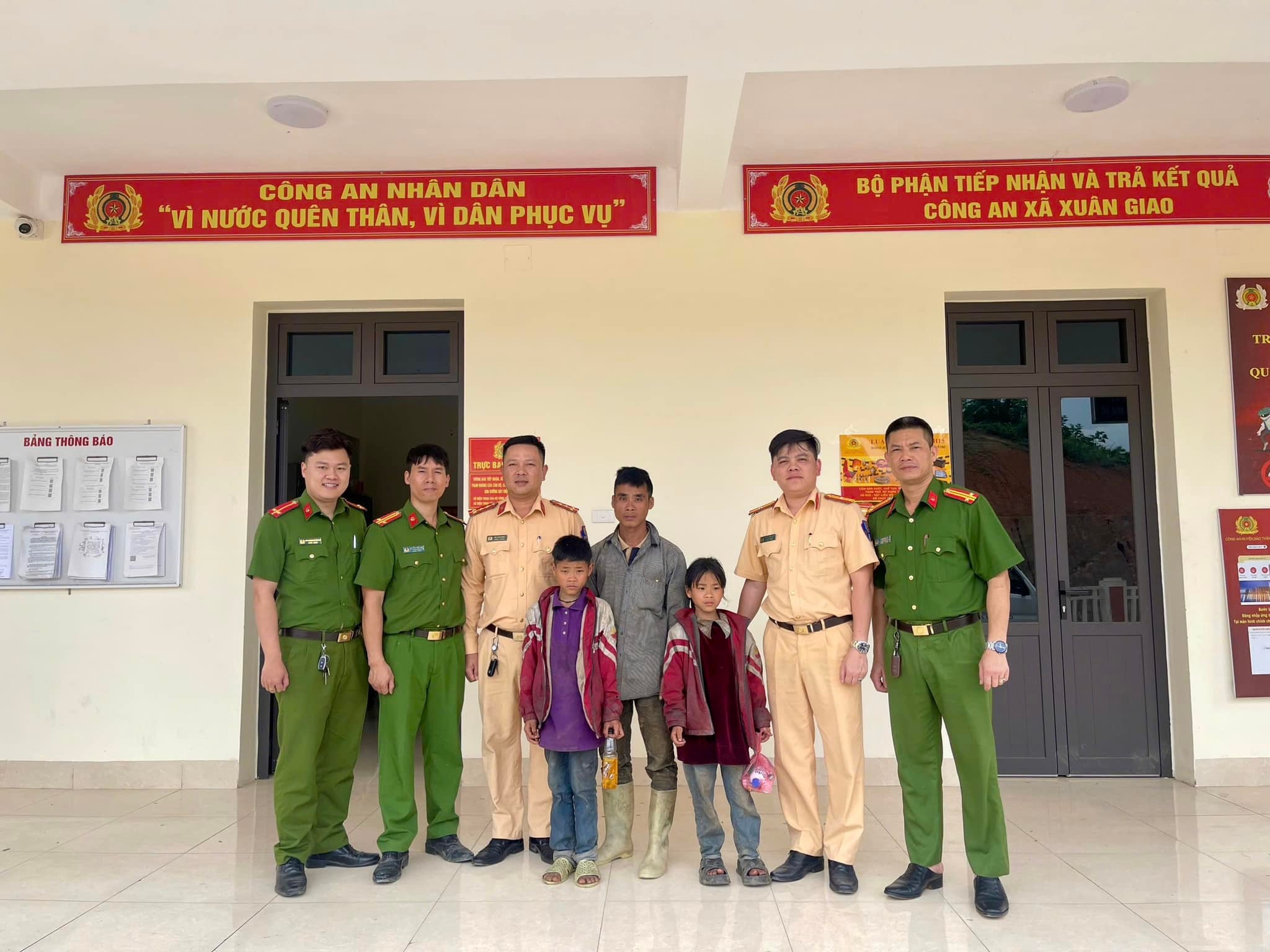 Bàn giao 2 cháu bé về với gia đình. 494545713-122251235078018733-8413938584535579112-n.jpg