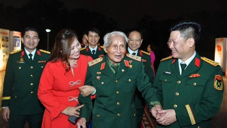 Trung tướng Nguyễn Quốc Thước (giữa) - nhân vật được vinh danh.