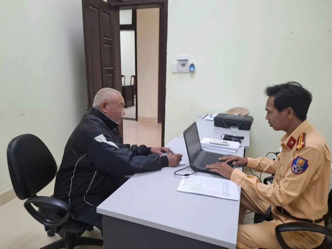 CSGT lập biên bản xử phạt lái xe vi phạm.