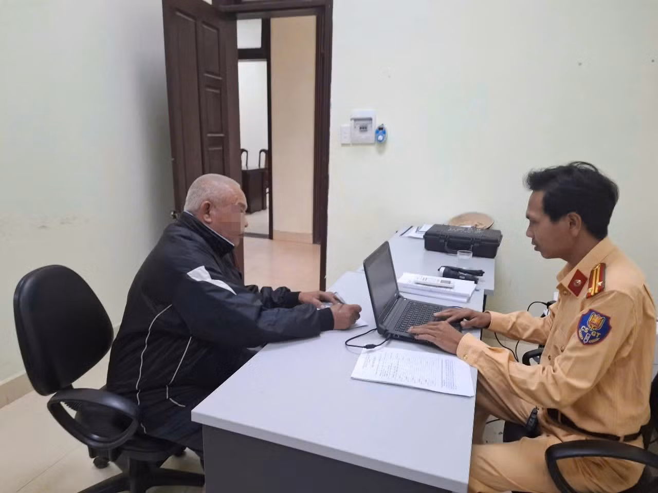 CSGT lập biên bản xử phạt lái xe vi phạm.