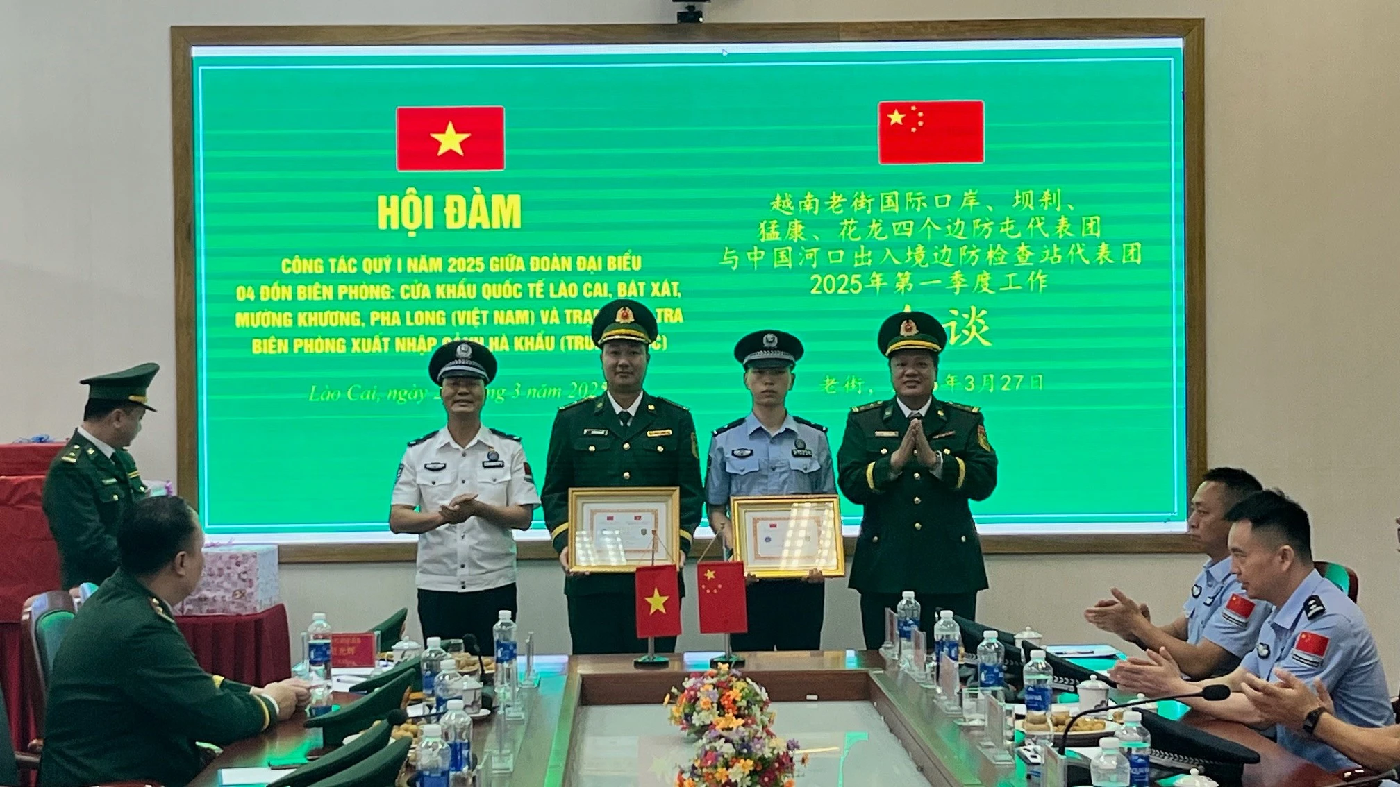 canh-doc-cap-1-ly-khai-tram-truong-tram-kiem-soat-bien-phong-xuat-nhap-canh-ha-khau-trung-quoc-vfa-trung-ta-dinh-quang-chinh-don-truong-don-bien-phong-bat-xat-trao-tang-danh-hieu-su-gia-hu.jpg