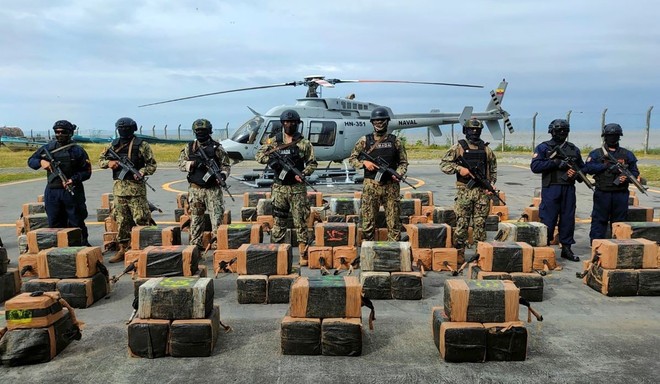 Binh sỹ gác bên số ma túy thu giữ được tại Esmeraldas, Ecuador. Binh sỹ gác bên số ma túy thu giữ được tại Esmeraldas, Ecuador.