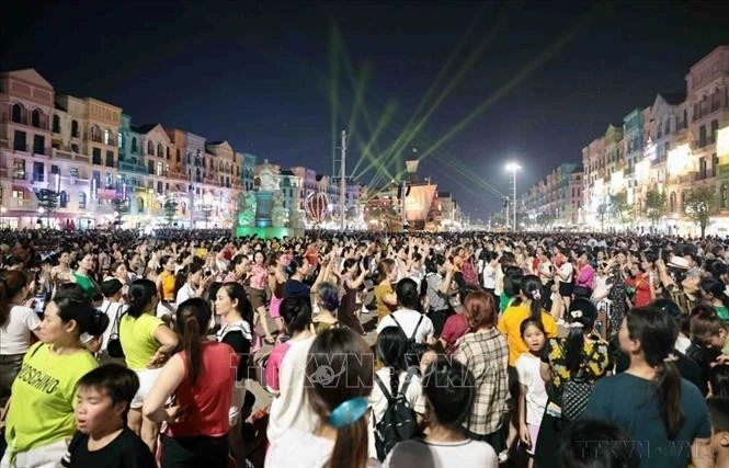 Việt Nam là quốc gia đông dân thứ 3 trong khu vực Đông Nam Á (sau Indonesia và Philippines) và thứ 16 trên thế giới. Sau 5 năm, kể từ năm 2019 đến nay, quy mô dân số Việt Nam tăng thêm 4,9 triệu người.