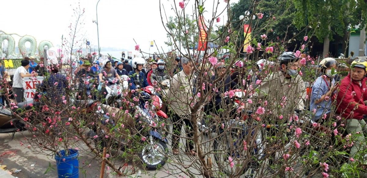 Ngày Tết trong ký ức của Phương Anh thường có bánh chưng, có quần áo mới, có hoa đào và bánh kẹo, đi mua sắm, đi chợ hoa (Ảnh minh họa) Ngày Tết trong ký ức của Phương Anh thường có bánh chưng, có quần áo mới, có hoa đào và bánh kẹo, đi mua sắm, đi chợ hoa (Ảnh minh họa)
