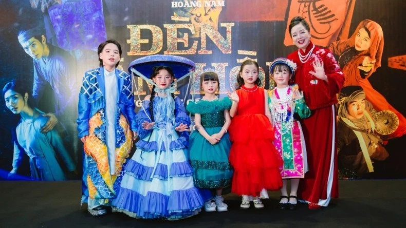 Các gương mặt nhỏ tuổi mang đến sắc màu trong sáng, cuốn hút.