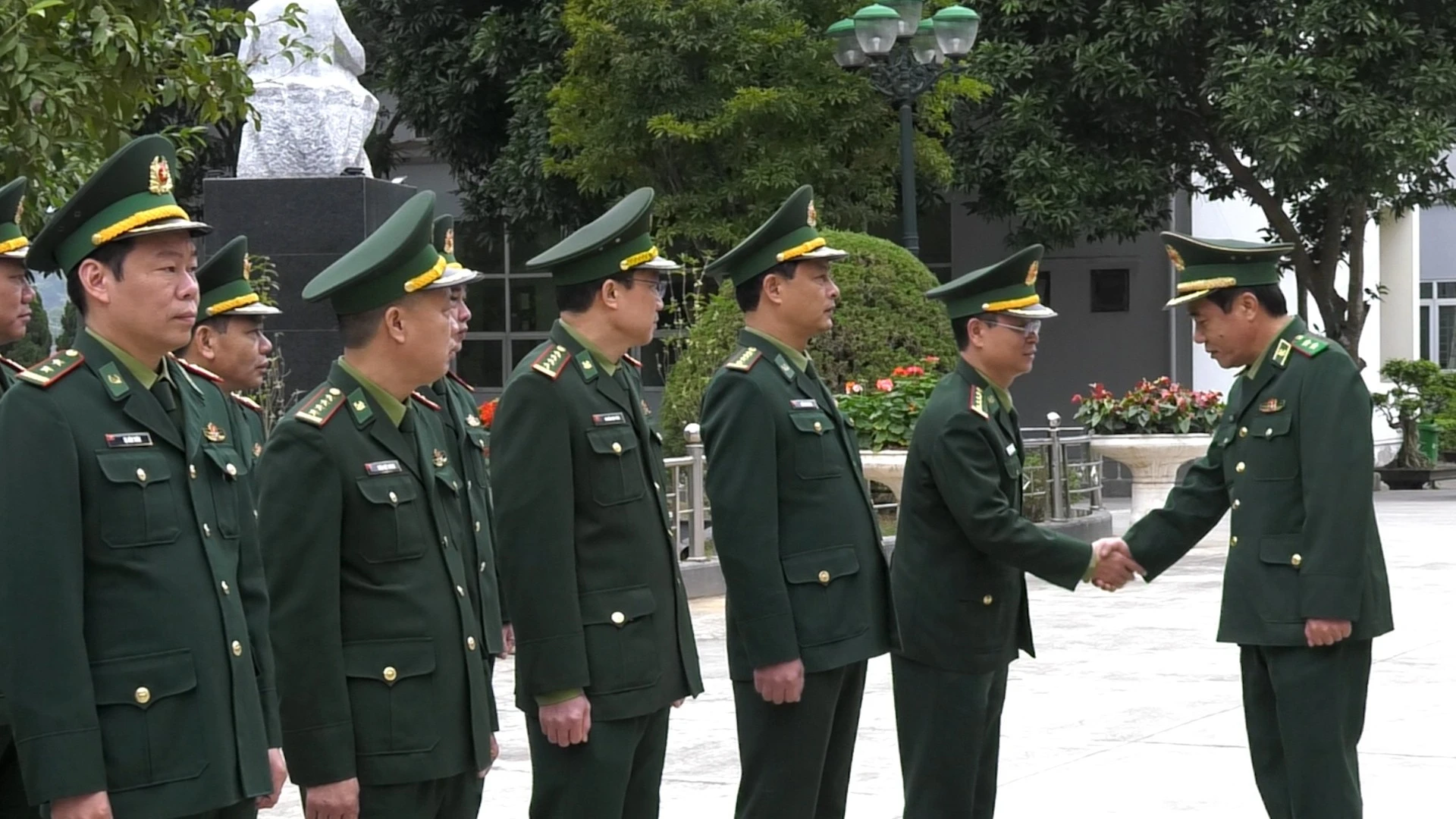 doan-cong-tac-cua-bo-tu-lenh-bien-phong-tham-chuc-tet-bdbp-tinh-lao-cai.jpg