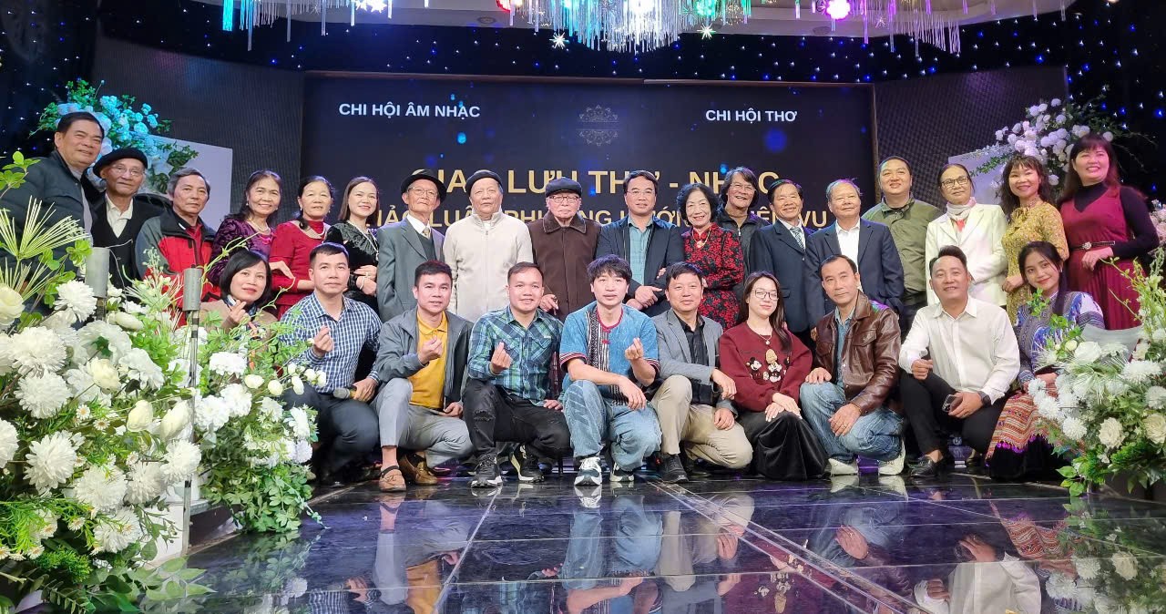 Các hội viên tham gia chương trình giao lưu. z6086303562788-83a81b0f1a7c6578df4f6f90892468e5.jpg