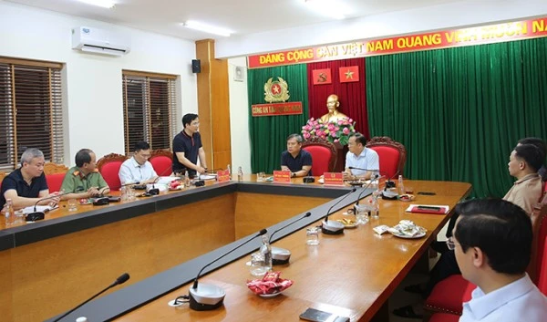 Trung tướng Nguyễn Văn Long, Thứ trưởng Bộ Công an và đồng chí Vũ Đại Thắng - Bí thư Tỉnh ủy trực tiếp chỉ đạo triển khai phương án truy bắt các đối tượng.