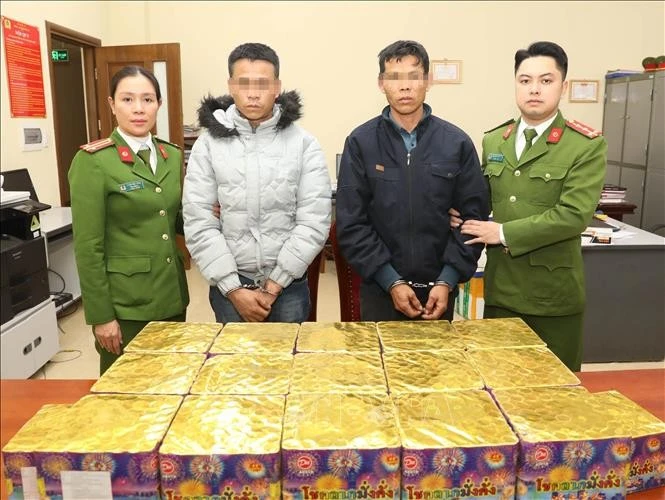 Hai đối tượng cùng tang vật tại cơ quan Công an. Ảnh: TTXVN phát