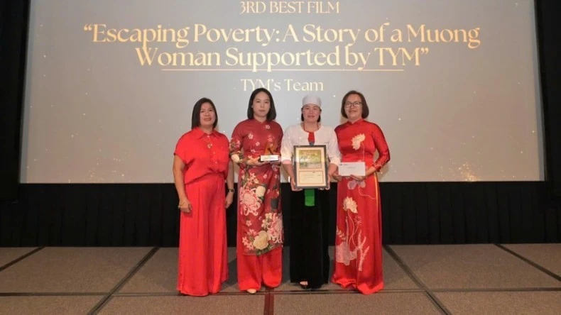 Chị Bùi Thị Thu Huyền (thứ hai từ phải sang) vinh dự nhận giải thưởng.