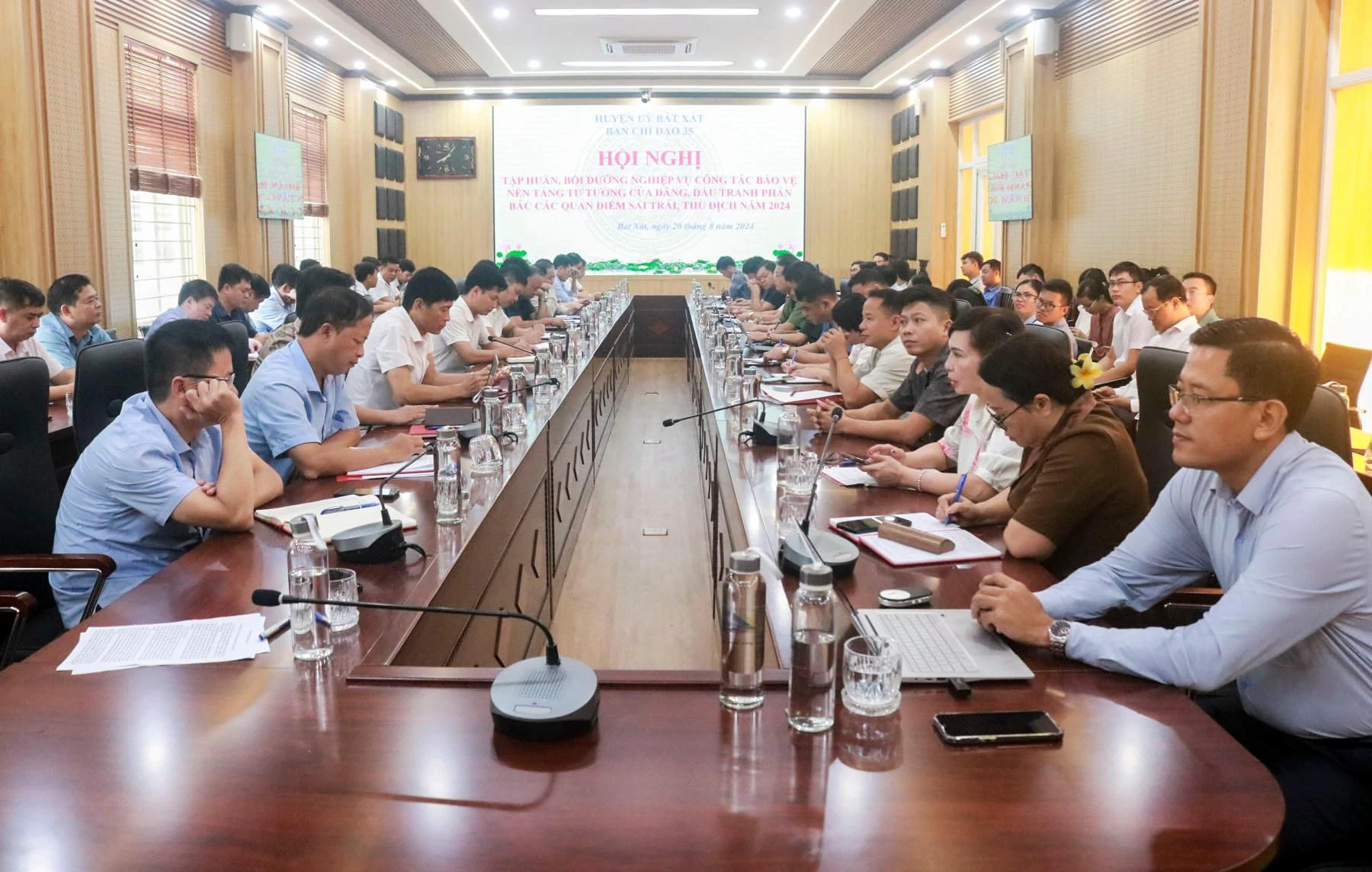 Đại biểu tham gia tập huấn.jpg