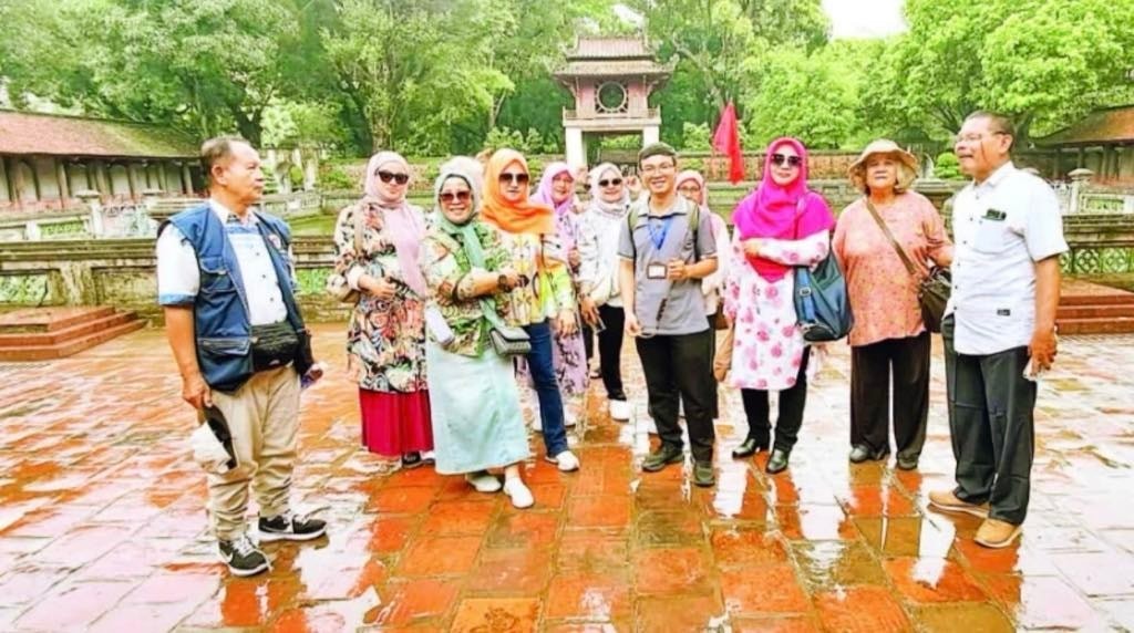 Khách du lịch Hồi giáo tham quan di tích Văn Miếu - Quốc Tử Giám. Ảnh: M.H Khách du lịch Hồi giáo tham quan di tích Văn Miếu - Quốc Tử Giám. Ảnh: M.H