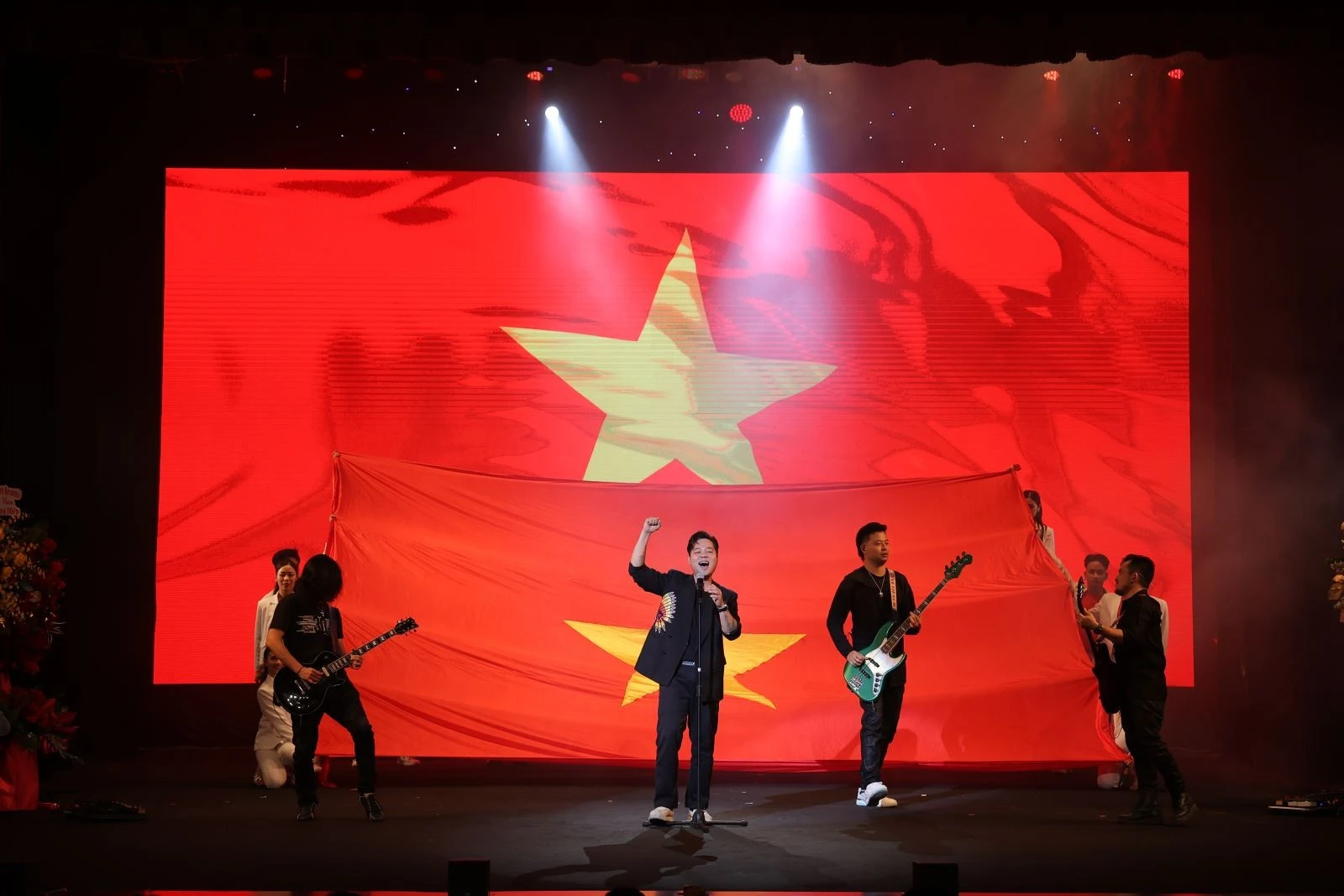 Ban nhạc Bức tường và ca sĩ Dương Trần Nghĩa biểu diễn mở màn chương trình.