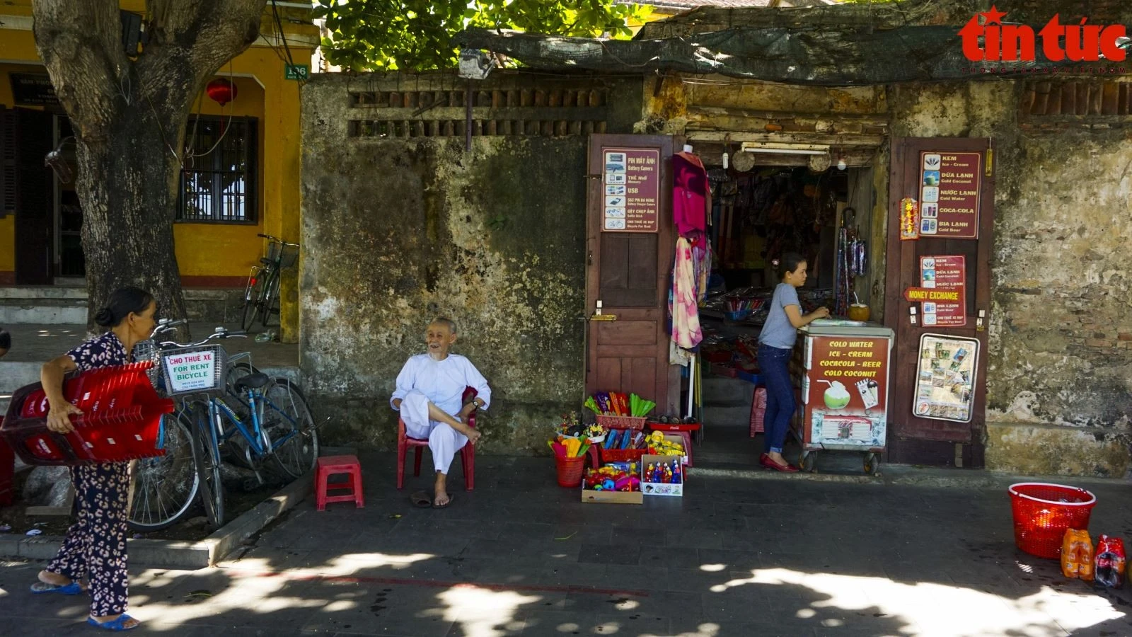 Cuộc sống của người dân trong lòng phố Hội bên bờ sông Hoài