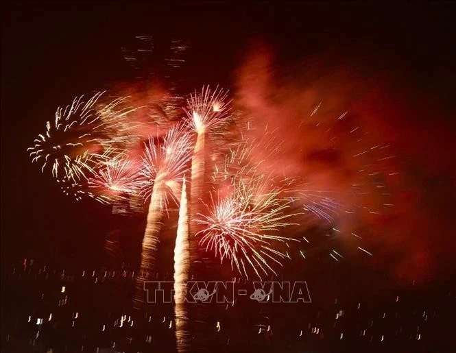 Màn pháo hoa chào mừng tại khu vực đường đua F1 (phường Phú Đô, quận Nam Từ Liêm) - - nơi diễn ra Chương trình chính luận nghệ thuật “Hẹn ước Bắc - Nam”. Ảnh: Thành Phương/TTXVN