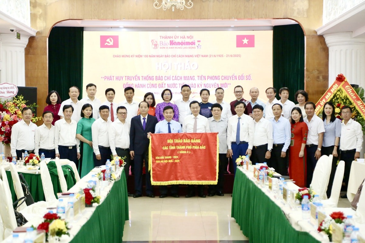 Các đại biểu dự hội thảo chụp ảnh kỷ niệm. Ảnh: Báo Hànộimới ketthuc-hoithao.jpg