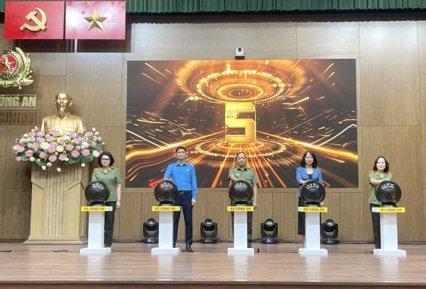 Thứ trưởng Đặng Hồng Đức và các đại biểu nhấn nút phát động Tháng hành động về ATVSLĐ và các hoạt động trong Tháng Công nhân trong CAND năm 2025.