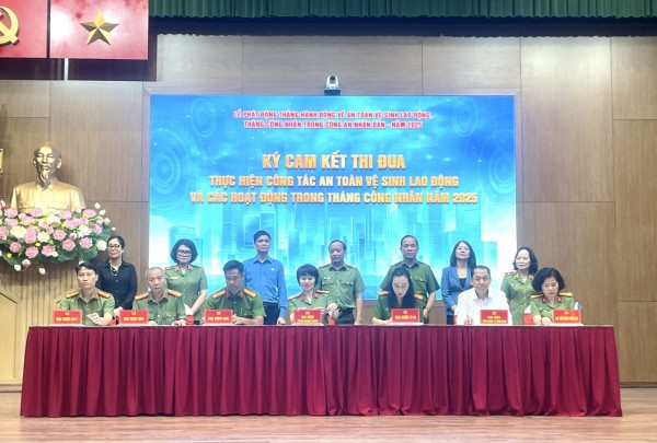 Đại diện Công an các đơn vị, địa phương ký cam kết thi đua thực hiện công tác ATVSLĐ và các hoạt động trong Tháng Công nhân trong CAND năm 2025. Đại diện Công an các đơn vị, địa phương ký cam kết thi đua thực hiện công tác ATVSLĐ và các hoạt động trong Tháng Công nhân trong CAND năm 2025.