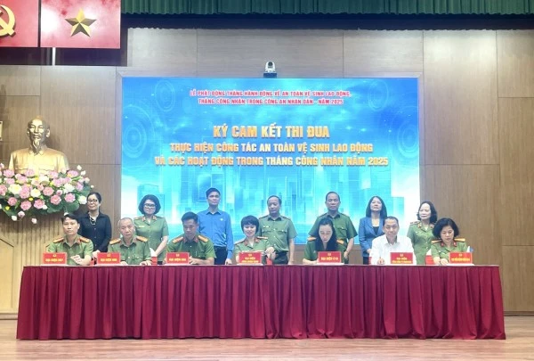 Đại diện Công an các đơn vị, địa phương ký cam kết thi đua thực hiện công tác ATVSLĐ và các hoạt động trong Tháng Công nhân trong CAND năm 2025.