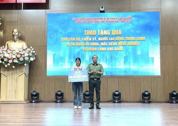 Thứ trưởng Đặng Hồng Đức trao kinh phí "Mái ấm Công đoàn" trị giá 60 triệu đồng hỗ trợ người lao động có hoàn cảnh khó khăn về nhà ở.