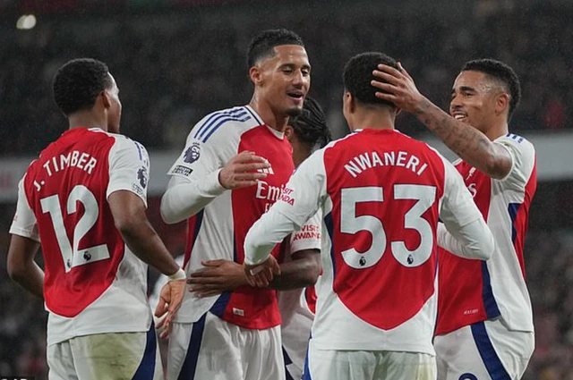 Chân sút 17 tuổi Nwaneri lập công cho Arsenal