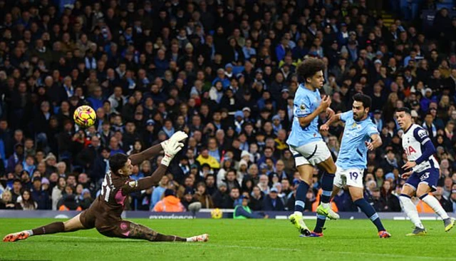 Pedro Porro ghi bàn thứ ba cho Totttenham